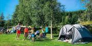 En familie på telttur på Adventure Norway sin campingplass