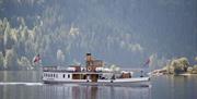 Hvit damp bår på vatnet Byglandsfjorden i Setesdal