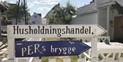 Skilt med "husholdningshandel" og "pers brygge"