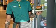 mann som serverer burger