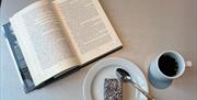 Slapp av med en god bok fra vårt lille bibliotek
