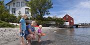 Mor og barn på Merdøstrand