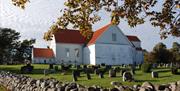 tromøy kirke med kirkegården i forgrunnen
