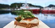 Fiskekake med majones og dill på skive fra Jentan på Båly