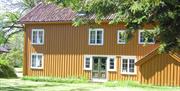 den gule fasaden på Hove Gård
