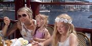Uteservering på Fiskebrygga Pub & Vinstue midt i havna Pollen i Arendal