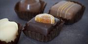 tre sjokoladebiter/praliner fra Heimdal Chokolade