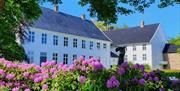 Andorsengården med skulpturen  "Egil Skallagrimsson reiser nidstang" (mann som holder en avhugget hestehode over hodet sitt)