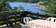 Terrasse med utsikt fra utleiehytte på Sandaa på Tromø