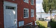 Hvit Dobbel inngangsdør på Merdøgaard skjærgårdsmuseum.