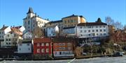 Tyholmen Arendals gamle bydel med hus i mange farger.