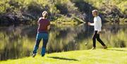 Par som fisker fra land i sone 4 i Mandalselva