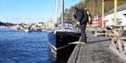 dykker står klar på bryggekanten