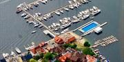 Arendal Gjestehavn i fugleperspektiv med Norges eneste flytende oppvarmede svømmebasseng
