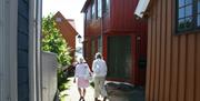 En byvandring gjennom trange smug på Tyholmen i Arendal, Sørlandet.