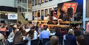 stand-up i bakgården på Bankgården i Arendal