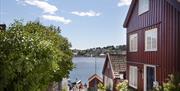 utsikten fra øverst i Kampebakken på Øvre Tyholmen ned mot sjøen