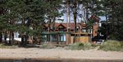 Blaud Sauna, som ligger rett ved vannkanten på Sjøsanden badestrand i Mandal