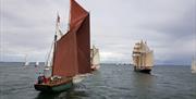seilkutteren Boy Leslie seiler regatta med andre flotte seilskuter