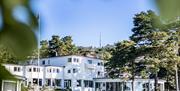 Strand Hotel Fevik – et klassisk norsk badehotell fra 1937, vakkert beliggende helt nede ved sjøen.