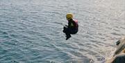 Coasteering-gutt tar bomba uti vannet