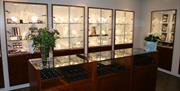 Glassmontere og disk inne hos Marcussen Ur & Smykker