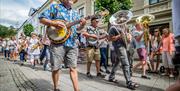 gateparade med mange musikanter under canal street festivalen i Arendal