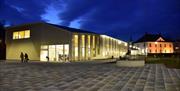 Grimstad bibliotek på kveldstid