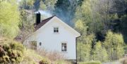 Det hvite huset - Restaurert, gammelt hus fra ca 1800-tallet med 5 sengeplasser og alle fasiliteter. 2 soverom, ei seng i gang på loftet. God uteplass, kveldssol, parkering rett ved døra. Leies ut for minimum 3 dager. Hund tillates mot et tillegg i pris.