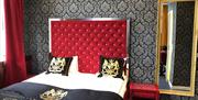 hotellrom med fin dobbelseng på Grand Hotel Arendal