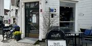 Fasade til Edgars bakeri i gågata i Mandal. Svære svarte bokstaver "BAKERI" på veggen.