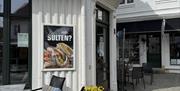 Fasade til Edgars bakeri i gågata i Mandal, med uteservering