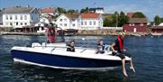 Båttur gjennom Gata på Lyngør.