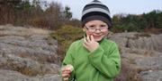 Barn som spiser lunsj på svabergene ved Hove, Sørlandet. Arendal turistkontor.