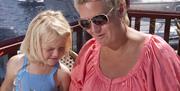mor skreller reker for datteren i sola på Fiskebrygga Pub & Vinstue i Pollen Arendal