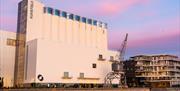 Fasade Kunstsilo i solnedgang