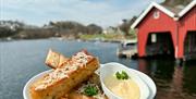 Dyp tallerken med lekre hvitløks brød med en liten skål med dipp/saus.