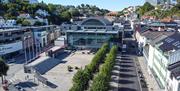 Arendal Kultur- og rådhus med Sam Eydes Plass og alleen i Peder Thomassonsgate i forkant