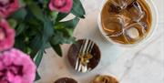 Iskaffe, blomster og 3 små runde kaker