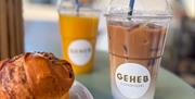 En iskaffe, en smoothie og en bolle