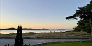 Utsikt fra glampingteltene ut over stranden og ut mot havet
