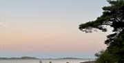 Utsikten til Glamping Topcamp ut mot Sjøsanden vakker himmel med sukkerspinnfarger