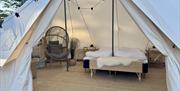 En lun og behagelig atmosfære inne i glampingteltet.