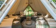 innsiden av et glamping telt