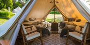 interiør i et glampingtelt med senger og stoler