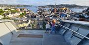 på toppen av glassheisen med panoramautsikt over Arendal by, Galtesund og øyene omkring.