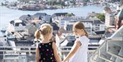 på toppen av glassheisen med panoramautsikt over Arendal by, Galtesund og øyene omkring.