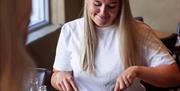 Gjest som spiser en deilig salat
