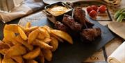 Tallerken med kyllingklubber, pommesfrites og aioli