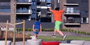 gutter som hopper i Barbu lekeplass
